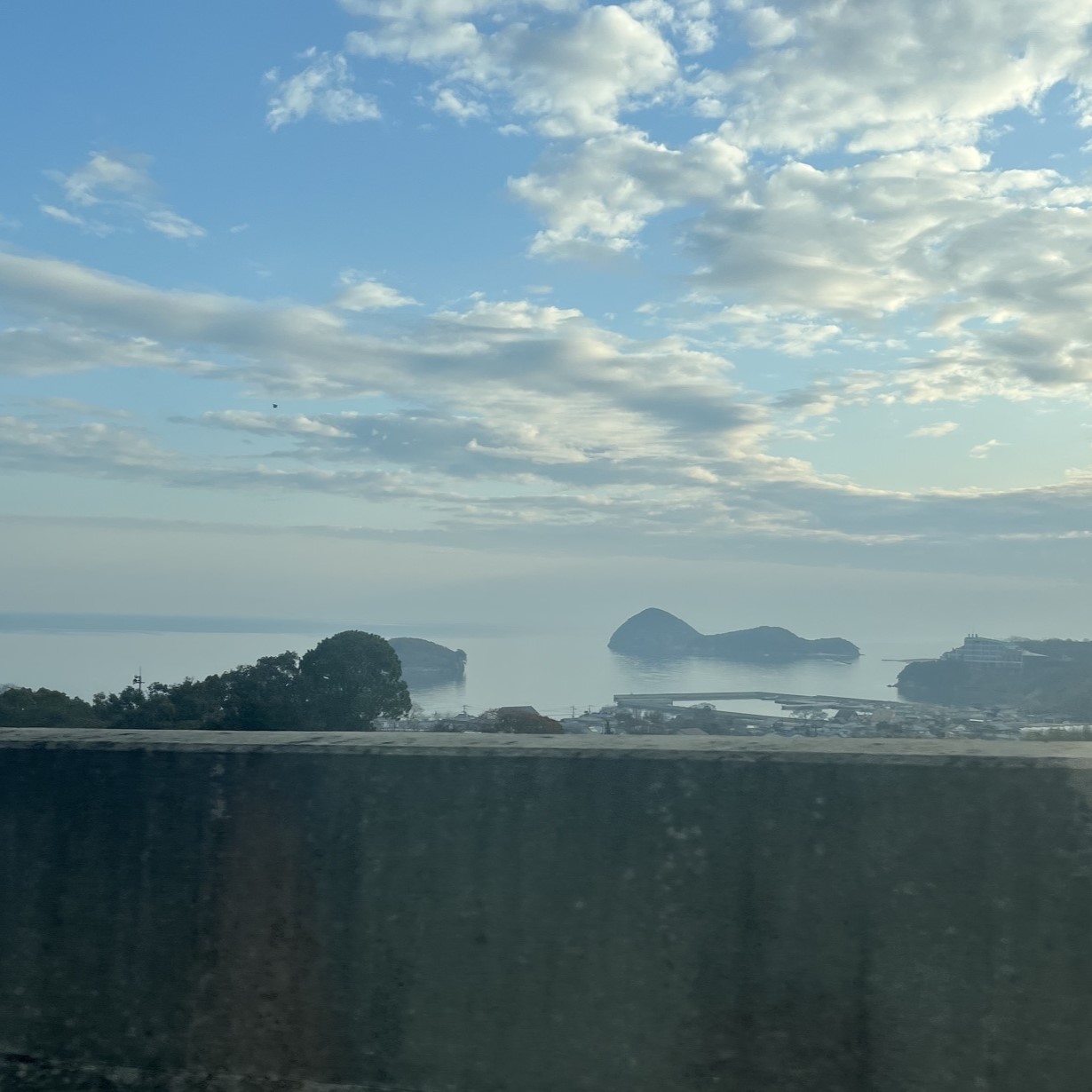 高松自動車道から見える瀬戸内海、小さな島が何個も浮いている