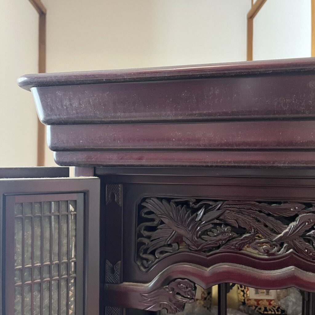 香川県のお宅に移動後の磨き艶出し作業前のお仏壇上部、煤で汚れ、くすんでいる