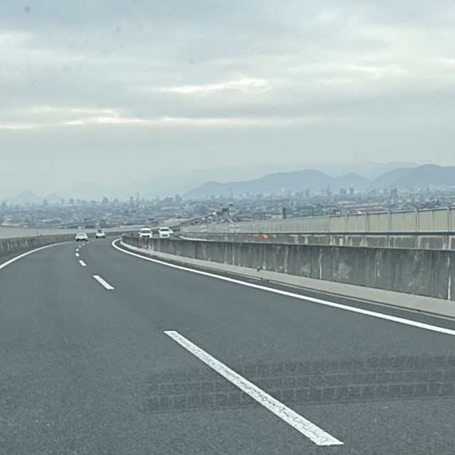 高速道路から見える香川県高松市中心部、ビル群やマンションが広大に広がっている
