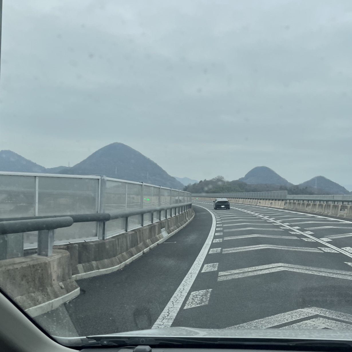 形の整ったなだらかな山々が高速道路から見える