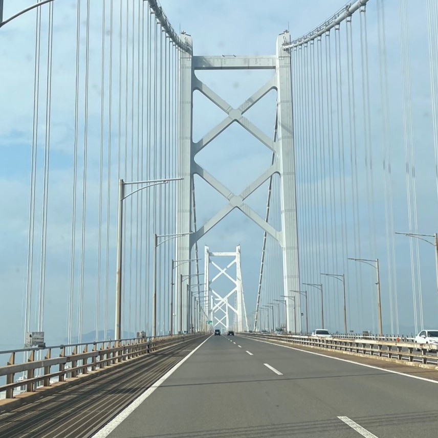 橋の終わりが見えない程長く続く瀬戸大橋