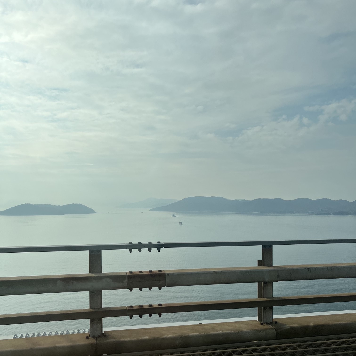 瀬戸大橋から見える瀬戸内海、小さな島が並んでいる