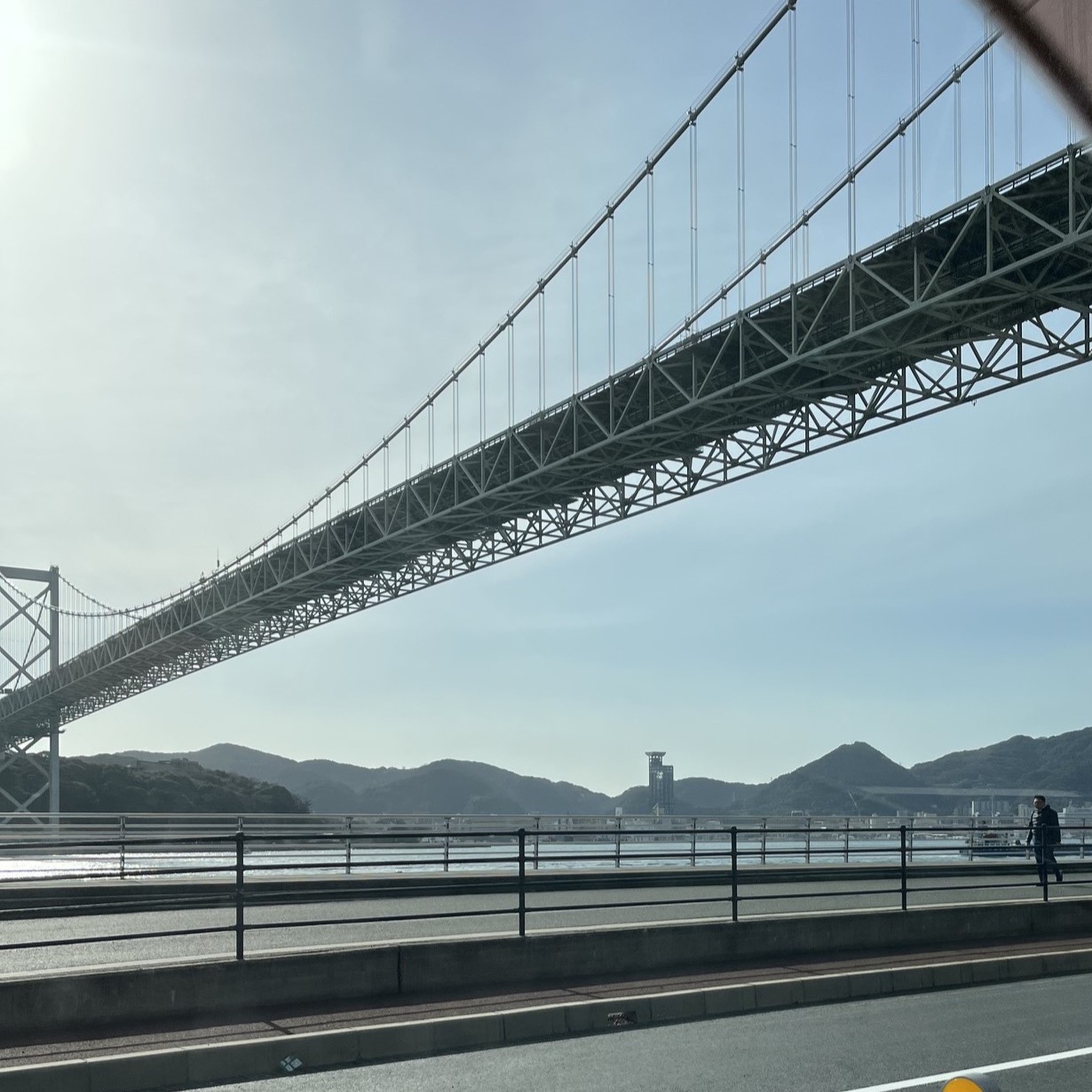 関門橋を下の道路から見ると大きな橋が小さく見えるほど高い位置にある