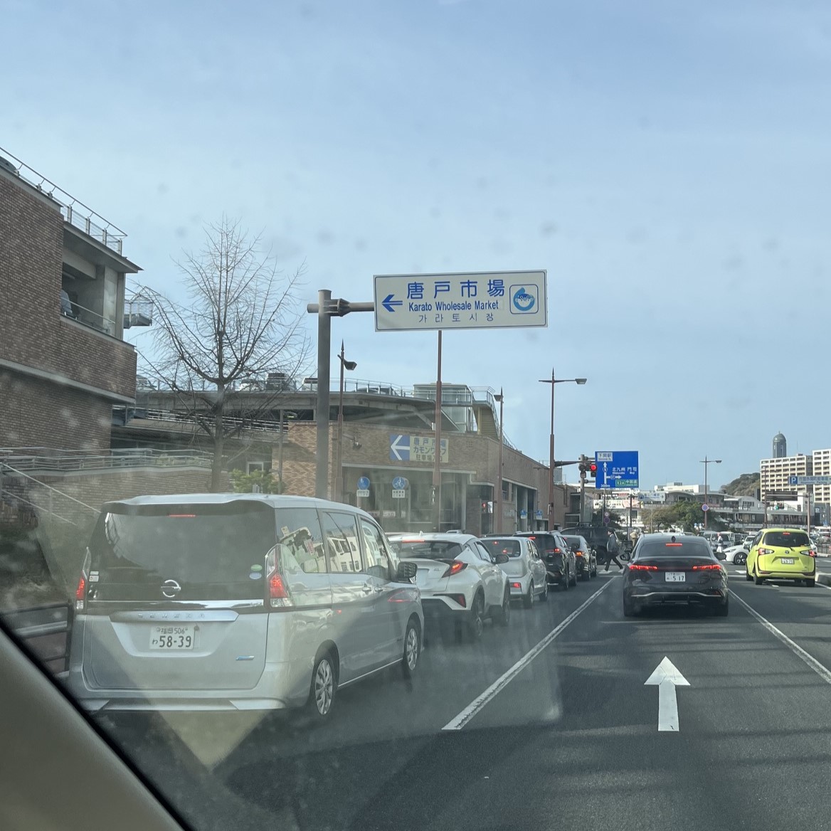 山口県下関市市内。観光客で賑わう唐戸市場周辺は渋滞している