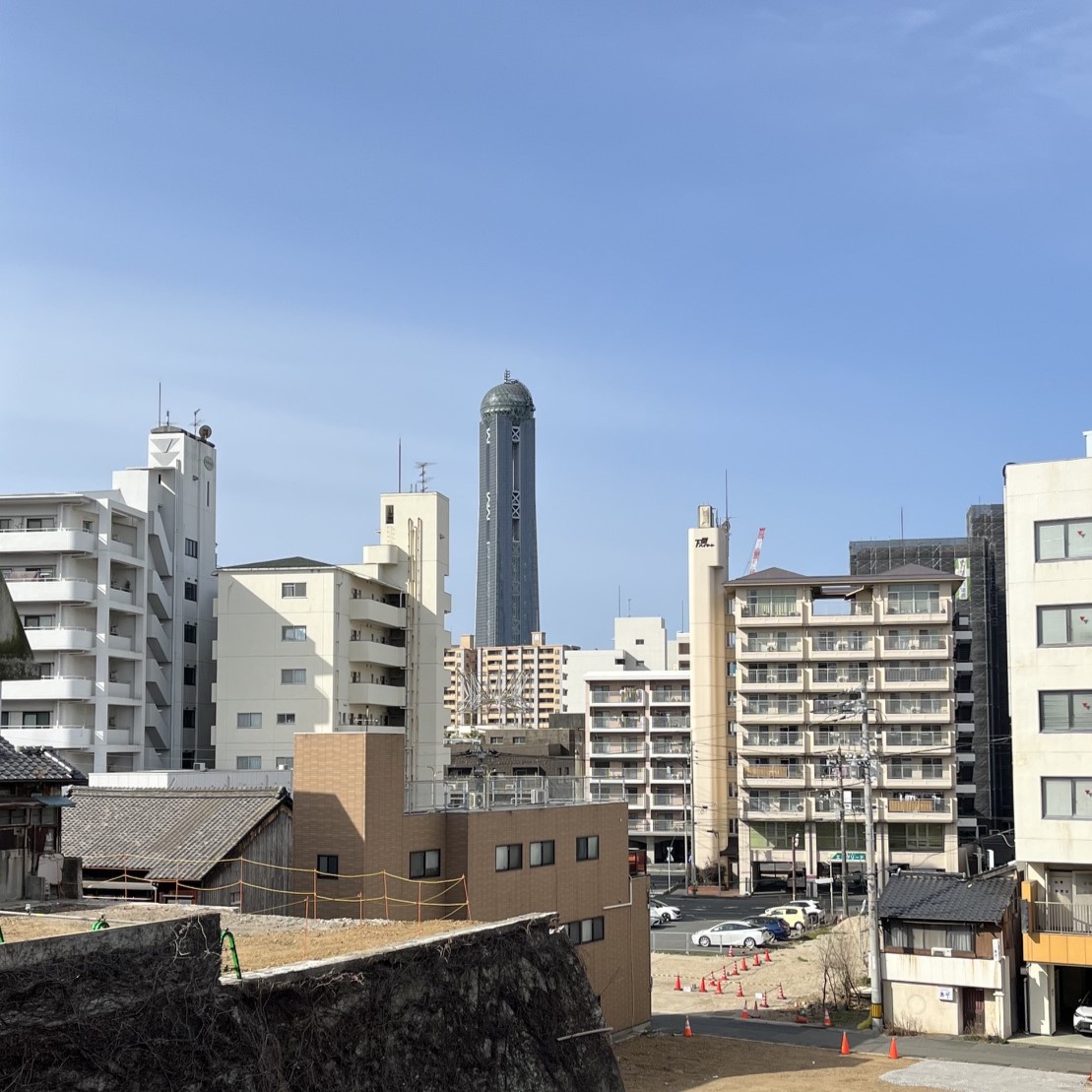 お客様のマンションからも見えるかい海峡ゆめタワー、周りのマンションやビル群よりも明らかに高くそびえ立つ