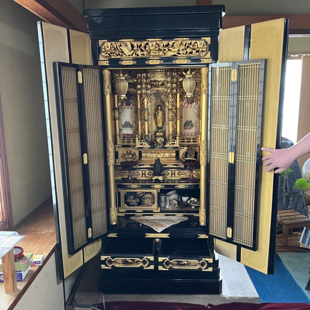 マンションのお部屋に置かれた金箔と黒漆の豪華な大型仏壇
