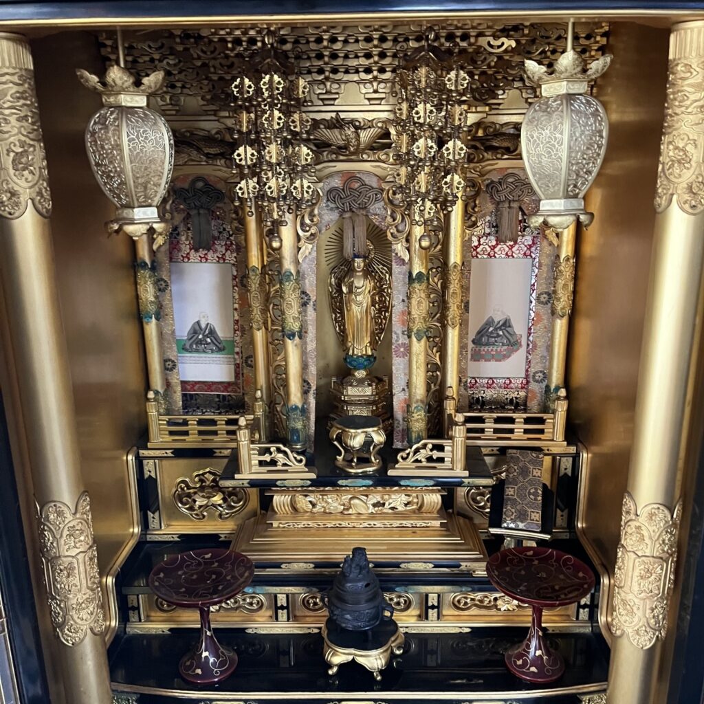 お仏壇内部の金箔や装飾品は状態も良く光っている