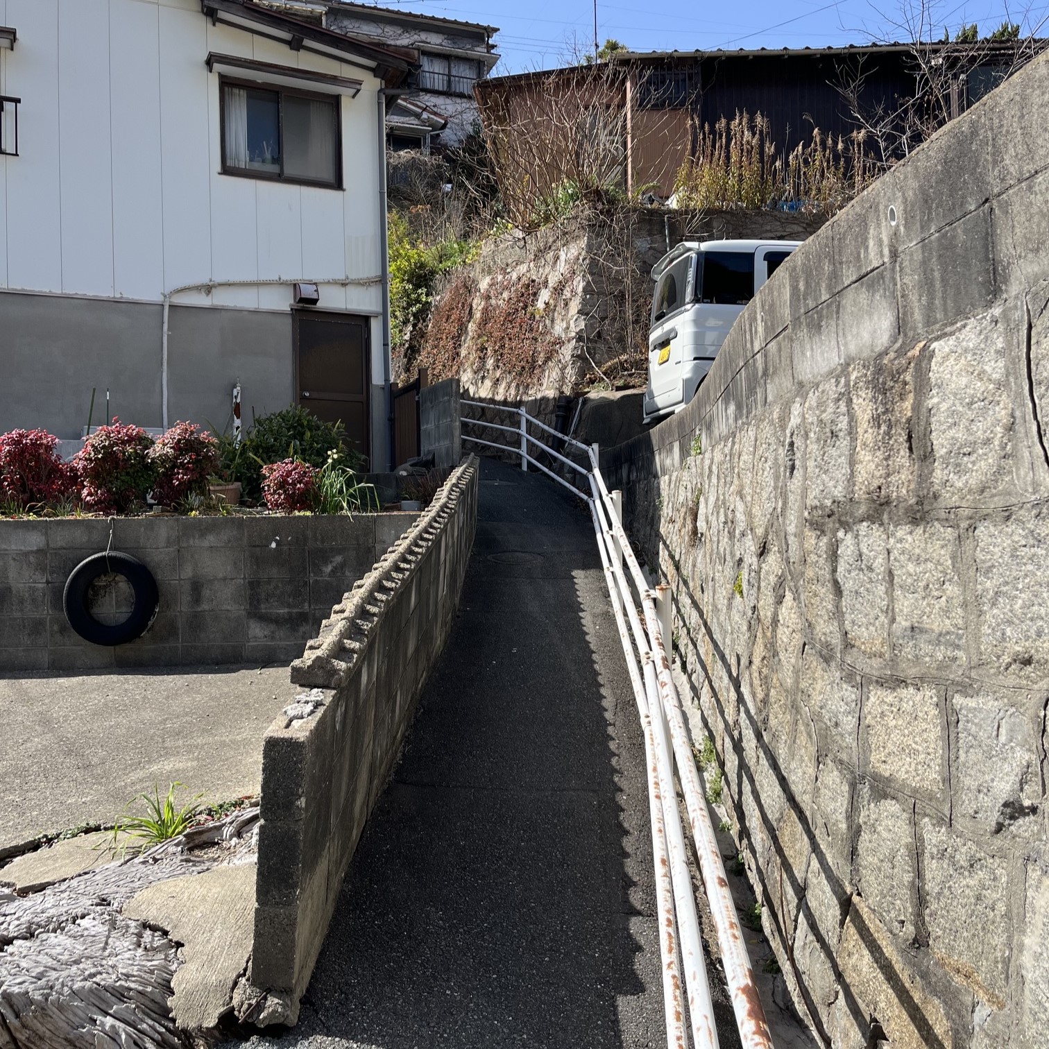 丘に上住宅街向かって通る舗装された狭い路地