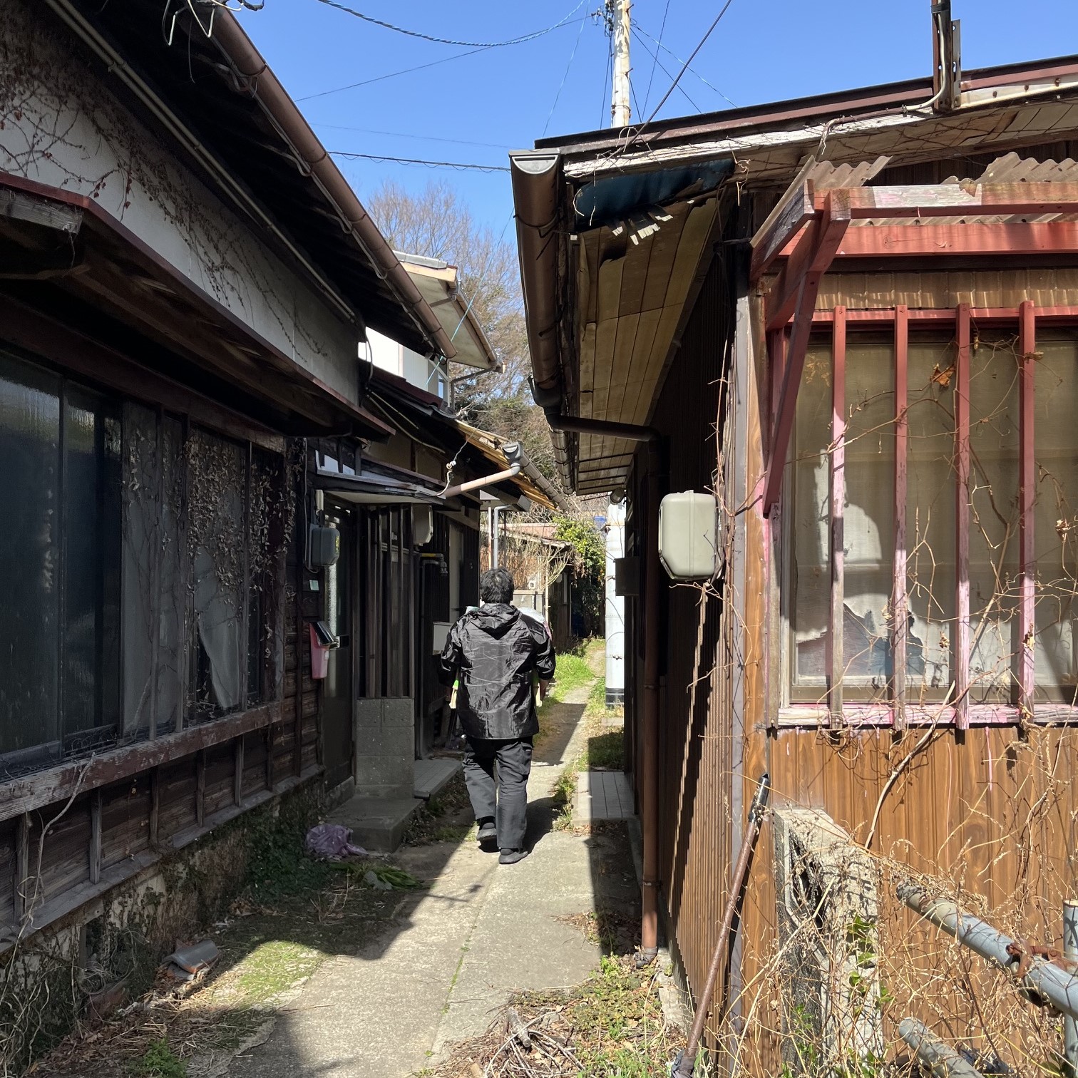 昭和の木造住宅に挟まれた古き良き狭い路地