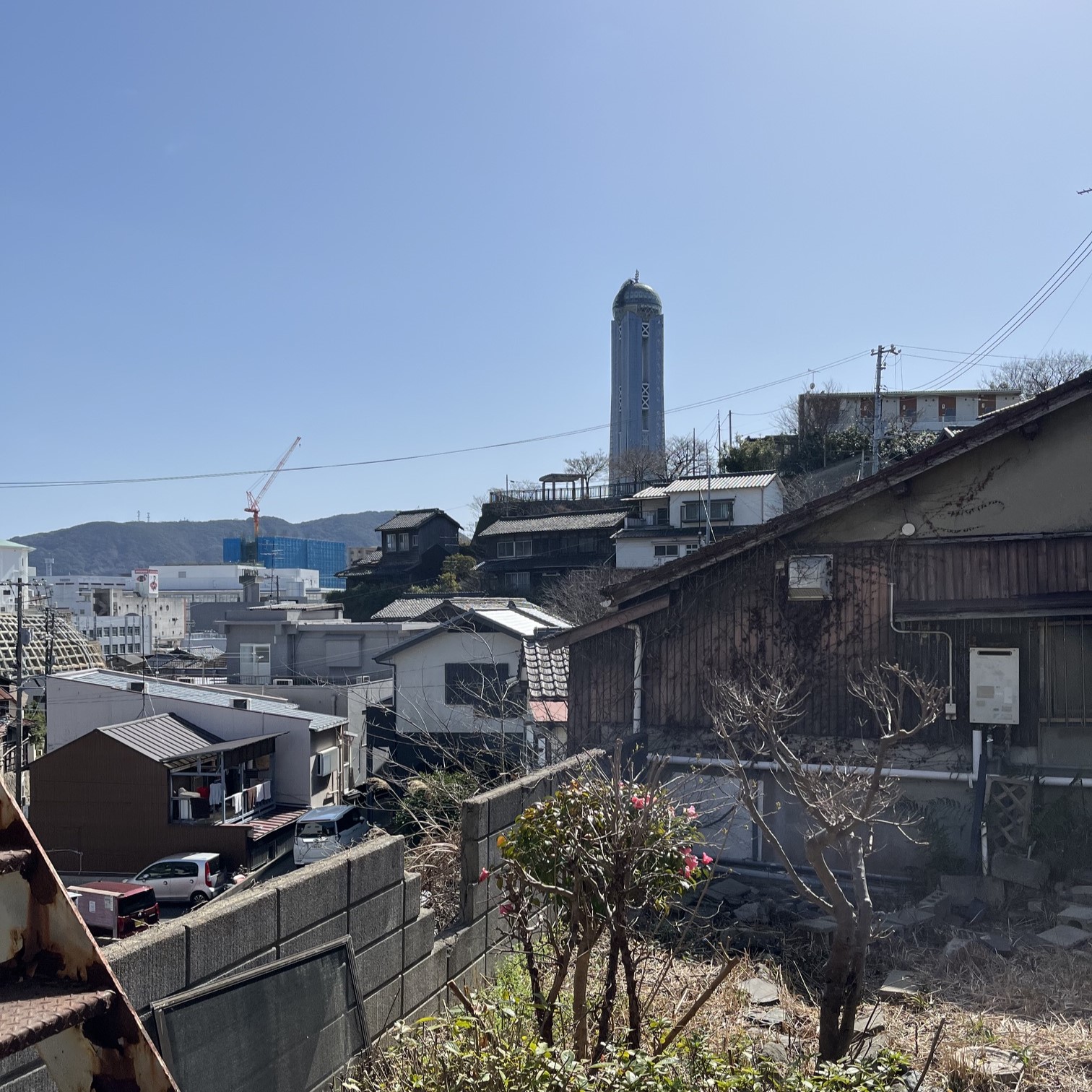 移動先の丘の上の住宅からも見える海峡ゆめタワー丘沿いに並ぶ住宅の素敵な風景