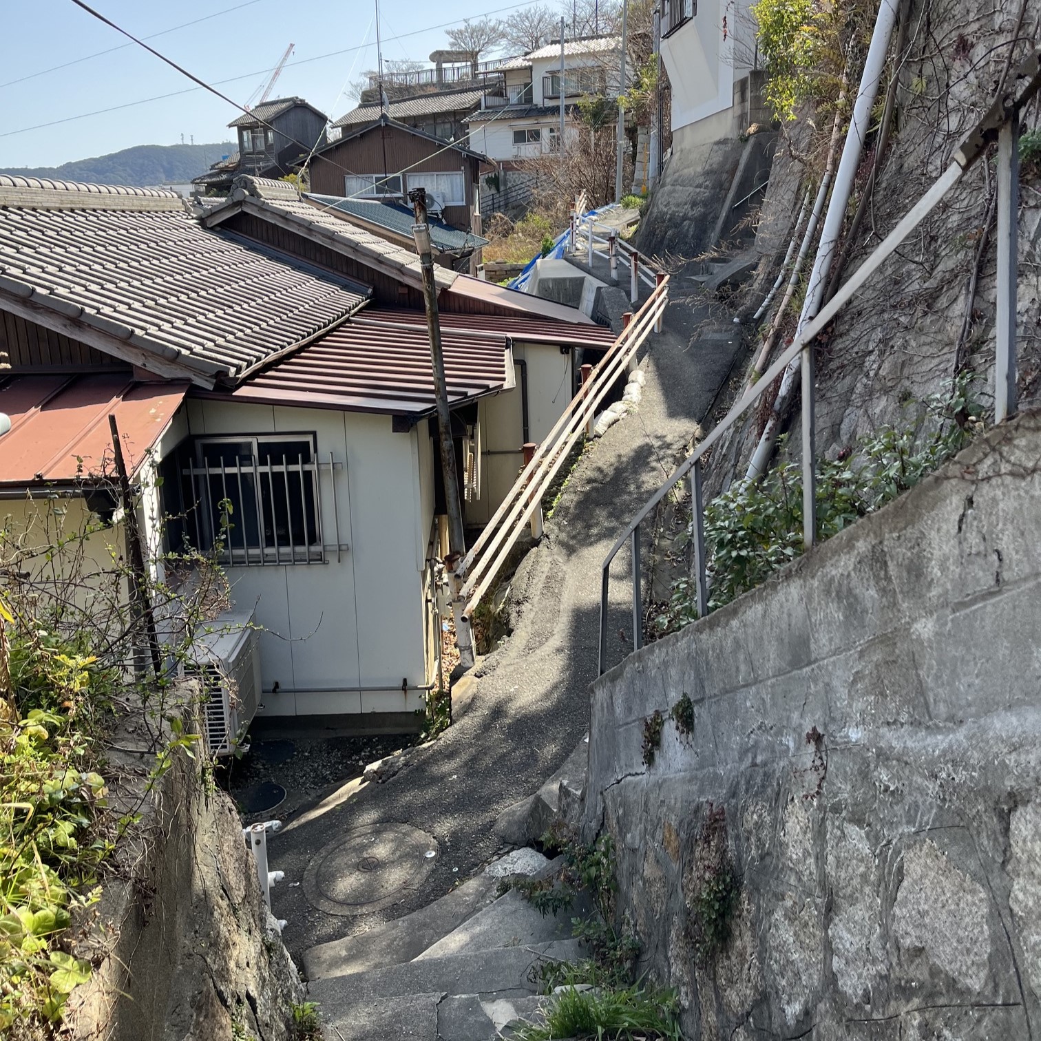丘の坂や階段の周りには住宅が並んでいる