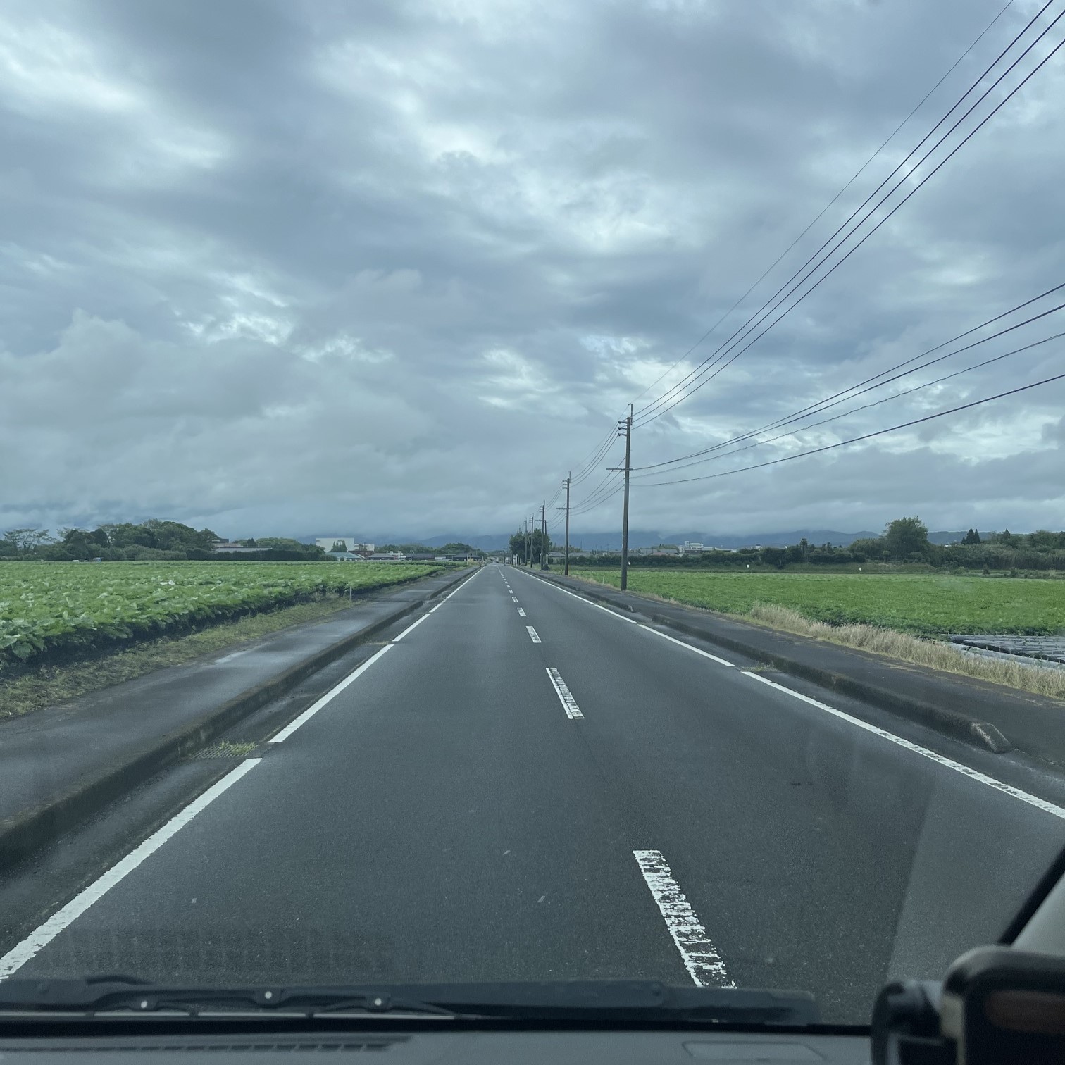 曇り空の中、果てしなく続く直線道路