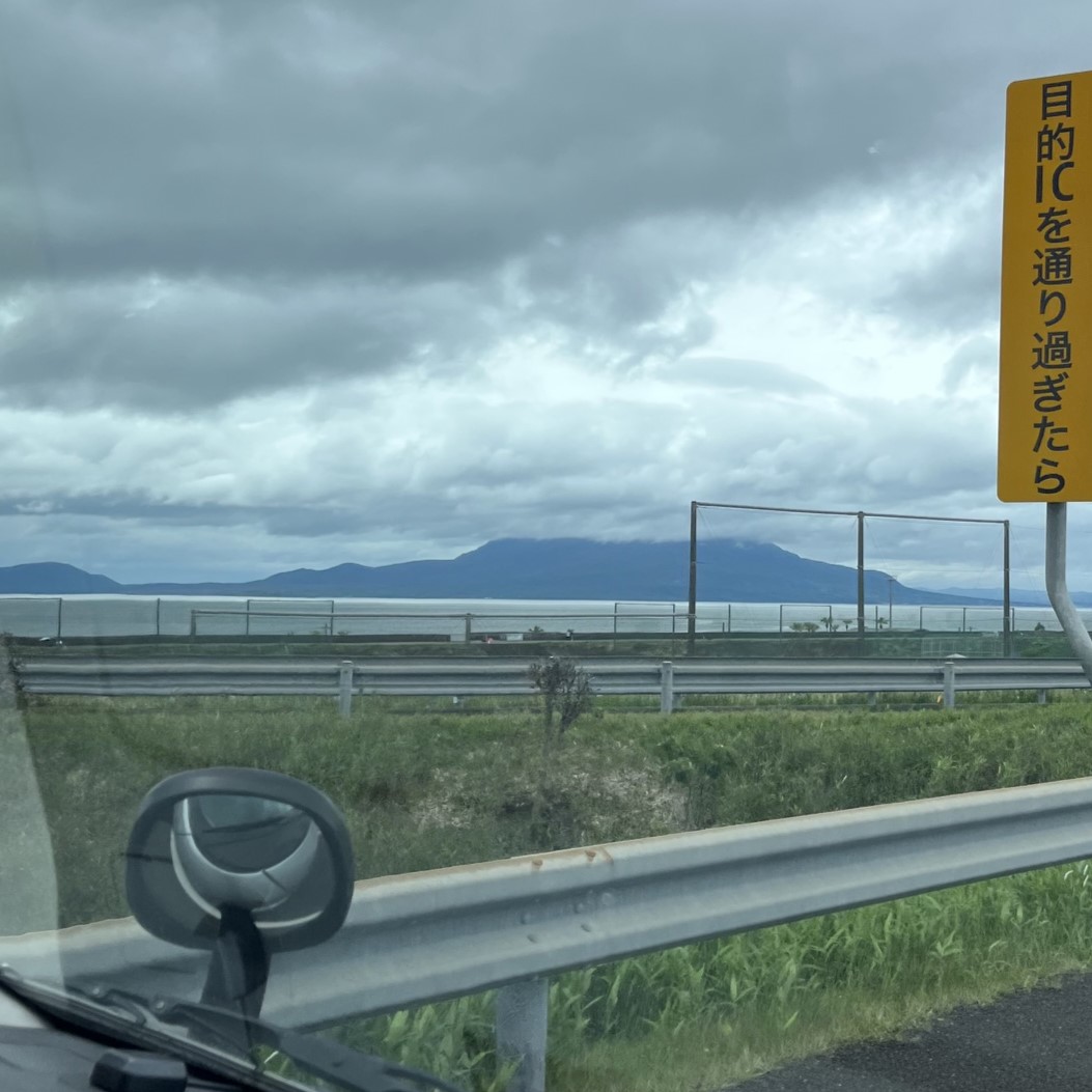 桜島が見えてきたが、山頂には雲がかかっている