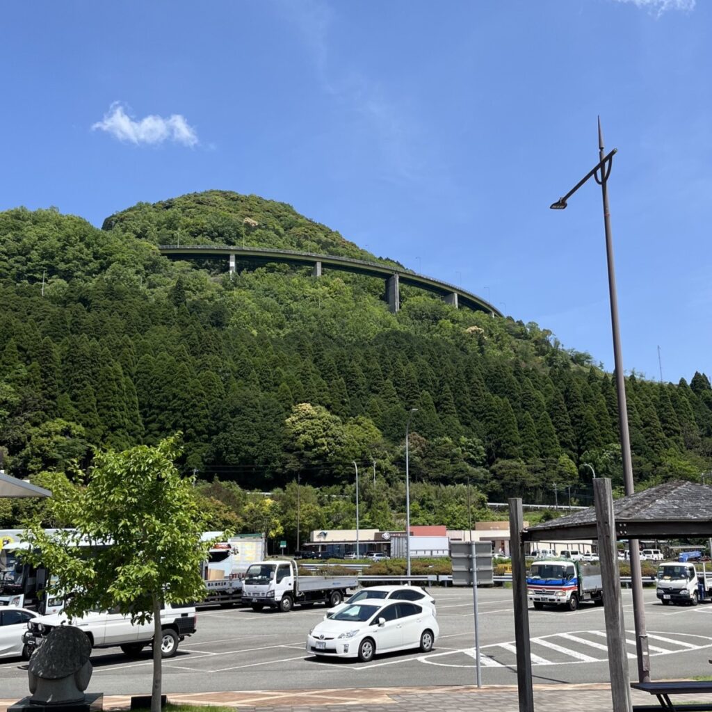 えびの高原サービスエリアから、峠に掛かるループ橋が見える
